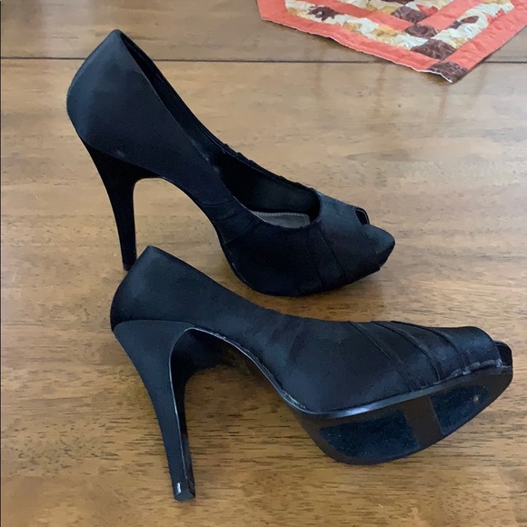 Black high heels - Picture 3 of 5